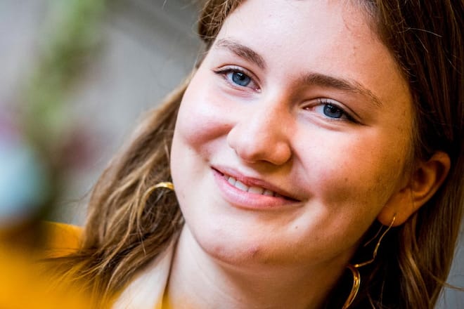 Kronprinzessin Elisabeth von Belgien ist am Mittwoch 22 Jahre alt geworden. Ihre zwei offiziellen Geburtstags-Porträts stossen online auf grossen Zuspruch.