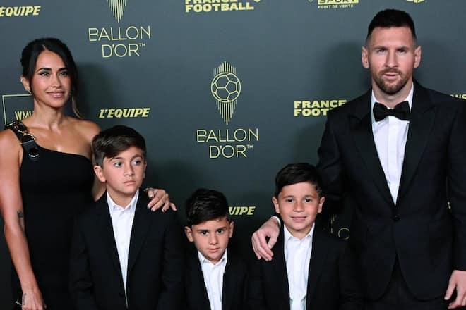 Was für eine schöne Familie: Lionel Messi brachte zur Preisverleihung in Paris nicht nur seine Frau, sondern auch die drei Söhne mit.