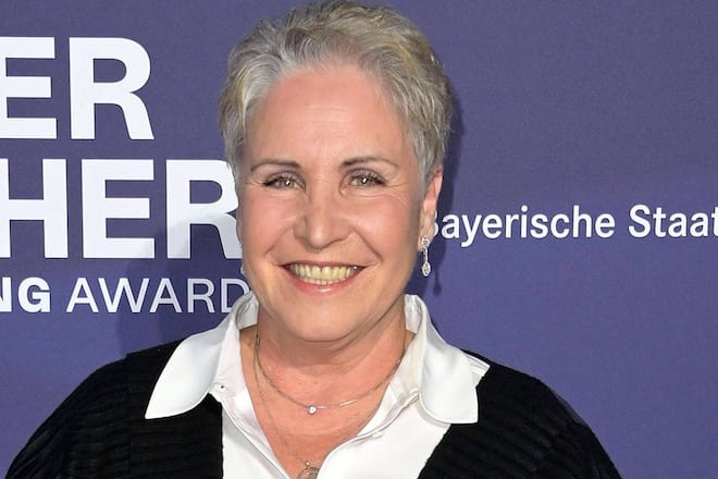 Bestens gelaunt besuchte Katerina Jacob die Verleihung vom «Blauen Panther» am 25. Oktober in München.