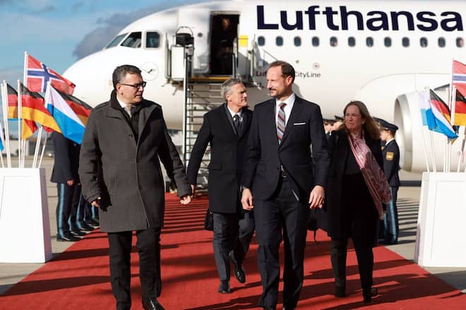 Kronprinz Haakon (r.) mit CSU-Politiker Florian Herrmann nach der Landung in München.