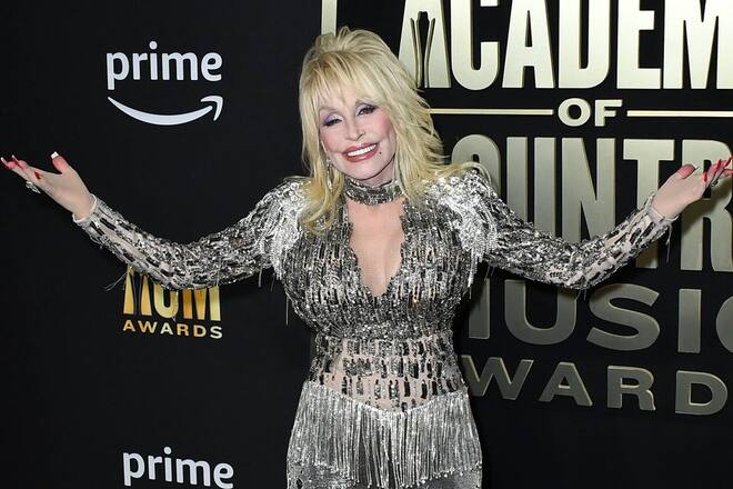 Dolly Parton hat in einer Radiosendung ihr Rezept für eine glückliche Ehe verraten.