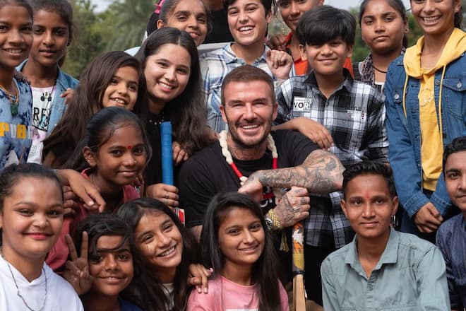 David Beckham posiert mit Jugendlichen im indischen Gujarat.