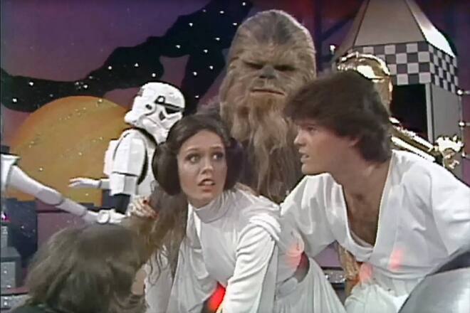 Mit Ausnahme von Alec Guinness und Peter Cushing waren in dem TV-Special alle Hauptdarsteller des Films «Krieg der Sterne» von 1977 vertreten.