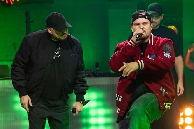 «The Voice Rap»-Sieger Leon «Ezo» Weick (rechts) auf der Bühne mit Coach Kool Savas (links).