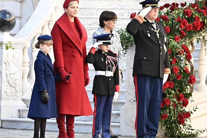 Modebewusstsein auf der einen und Pflichtbewusstsein auf der anderen Seite: Fürstin Charlène und Fürst Albert II. mit den gemeinsamen Kindern. Im Hintergrund: Alberts Schwester Stéphanie von Monaco.