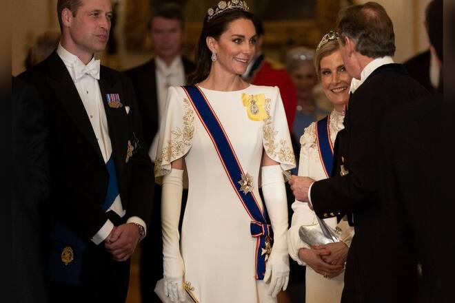 Prinzessin Kate mit weisser Robe und Tiara.