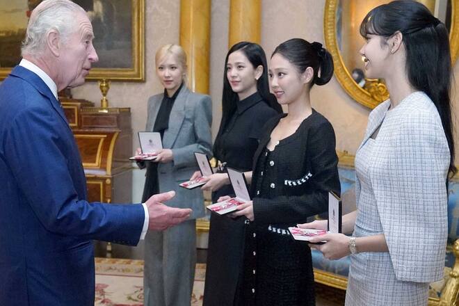 König Charles überreichte die Auszeichnung an die vier Girlband-Mitglieder im Buckingham Palast.
