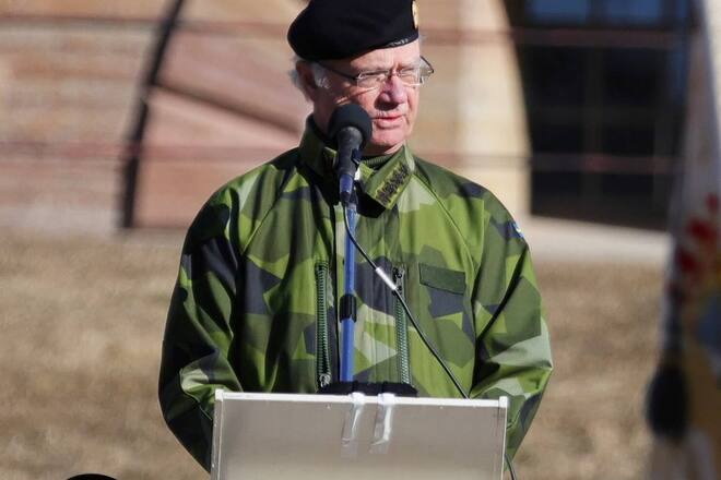König Carl XVI. Gustaf von Schweden trug bei seiner Rede in Karlsborg Militäruniform.