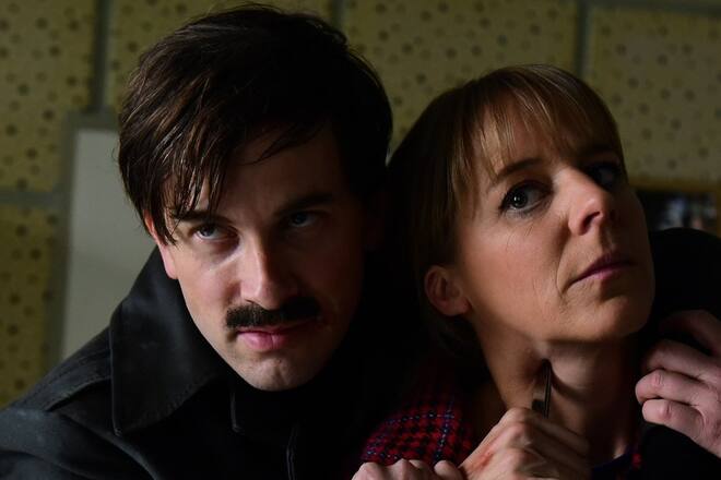 «München Mord: Damit ihr nachts ruhig schlafen könnt»: Bei einem Verhör auf dem Kommissariat täuscht der befragte Mann (Franz Dinda) einen Schwächeanfall vor, um Ermittlerin Angelika Flierl (Bernadette Heerwagen) in seine Gewalt zu bringen.