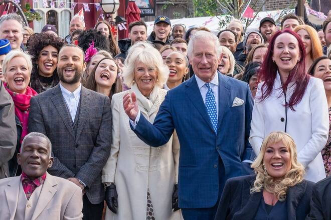 Der Cast der TV-Soap "EastEnders" hat Besuch von Prinz Charles und Herzogin Camilla bekommen.