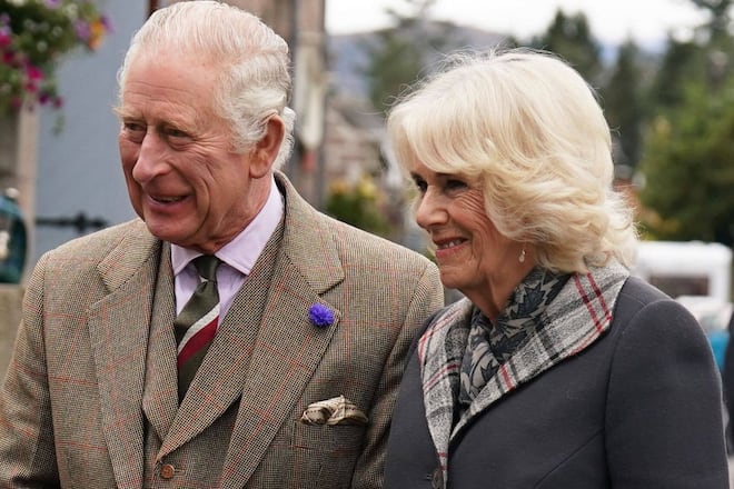 König Charles III. und die Königsgemahlin Camilla während ihres Besuchs im schottischen Ballater.