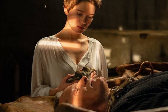 Viggo Mortensen und Léa Seydoux in «Crimes of the Future».