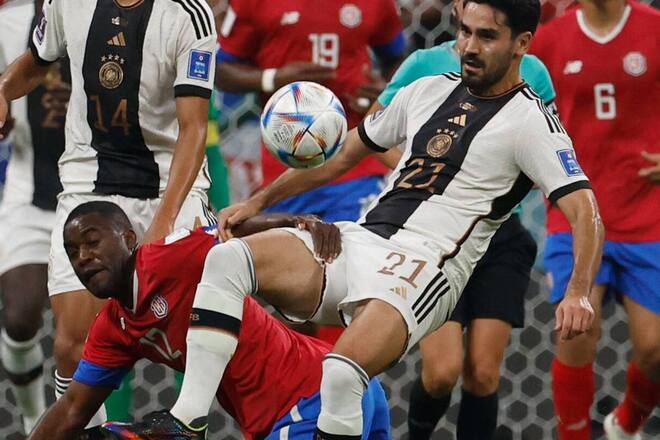 Die deutsche Mannschaft um Ilkay Gündogan (r.) gewann bei der WM zwar gegen Joel Campbells (l.) Costa Rica, ist aber trotzdem raus. Dabei fieberten mehr Zuschauer vor dem Fernseher mit als bei jedem anderen Spiel des Turniers.