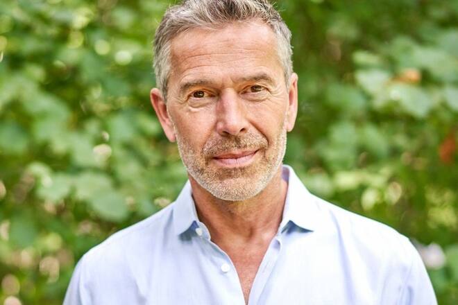 Dirk Steffens ist 2023 in «In 55 Fragen um die Welt - Die grosse GEO-Show» zu sehen.