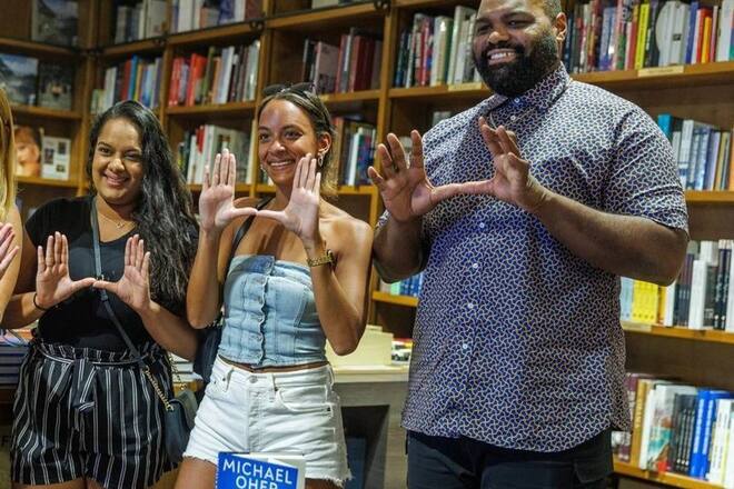 Neben dem Gerichtsprozess widmet sich Michael Oher (r.) derzeit auch der Promotion seines neuen Buches «When Your Back's Against the Wall: Fame, Football, and Lessons Learned through a Lifetime of Adversity».