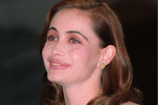 Die französische Schauspielerin Emmanuelle Béart erzählt in einer TV-Doku erstmals, dass sie als Kind ein Opfer von Inzest wurde.