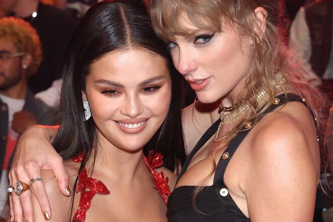 Selena Gomez (li.) und Taylor Swift strahlten bei den MTV VMAs in New Jersey.
