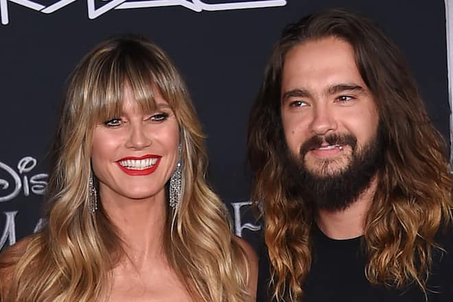 Heidi Klum und Ehemann Tom Kaulitz feiern mit Luftballons und Rosenblättern.