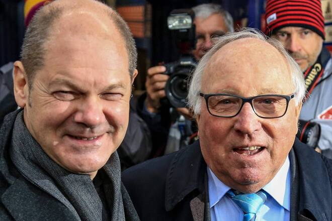 Olaf Scholz und Uwe Seeler (r.) im Jahr 2016 im Hamburger Volksparkstadion.