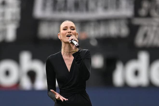 Carolin Niemczyk singt im Frankfurter Stadion die deutsche Nationalhymne.