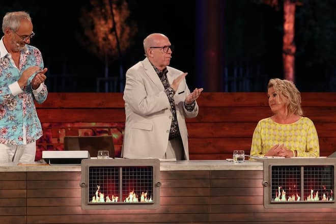 Mirja Boes (r.) bekommt bei "Grill den Henssler" Standing Ovations.