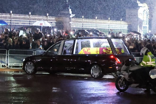 Der Leichnam von Queen Elizabeth II. bei der Ankunft am Buckingham Palast.