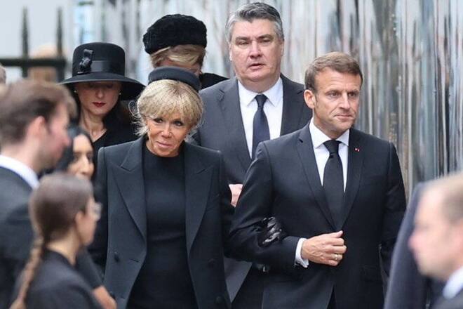 Der französische Staatspräsident Emmanuel Macron und seine Frau Brigitte halten sich an den Dresscode beim Staatsbegräbnis für die Queen.