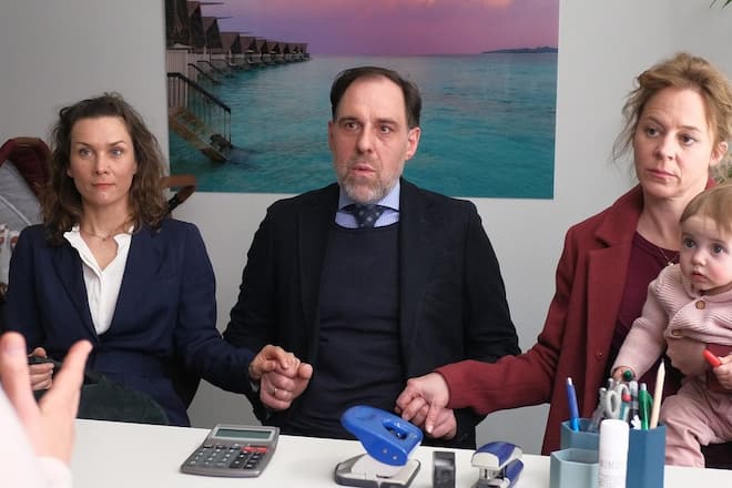 «Annie und das geteilte Glück»: Annie (Bernadette Heerwagen), die die kleine Lotte (Isabelle Schulz) auf dem Arm hat, sitzt mit ihrem Mann Ralf (Thomas Loibl) und ihrer besten Freundin Tine (Kathrin von Steinburg, l.) in einem Büro des Sozialreferats einer Sachbearbeiterin gegenüber und lässt sich von dieser beraten.