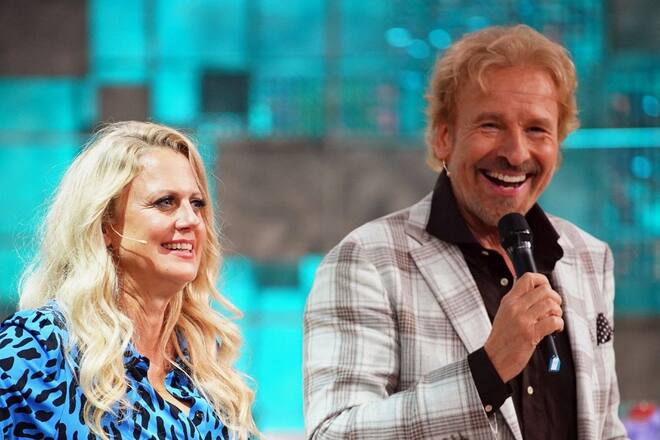 Barbara Schöneberger und Thomas Gottschalk stehen am kommenden Samstag nicht gemeinsam vor der Kamera.