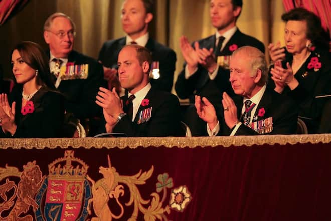 V.l.n.r.: Prinzessin Kate, Prinz William, König Charles III. und Königsgemahlin Camilla. Rechts hinter Charles sitzt Prinzessin Anne.