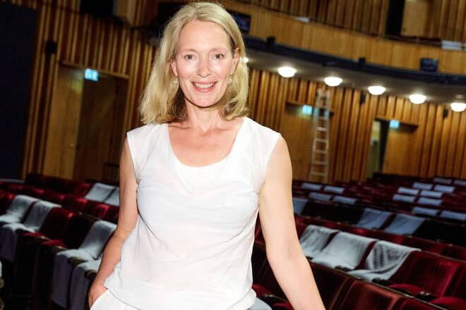 Die bekannte Darstellerin Katja Weitzenböck ist neben ihrer Schauspielkarriere seit neuestem auch als Intimitätskoordinatorin tätig.