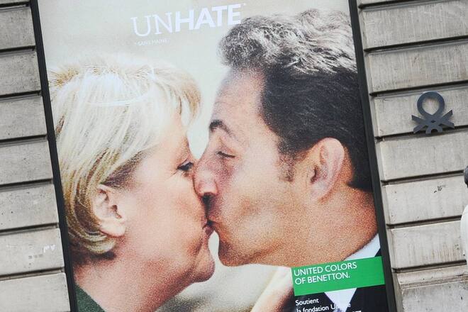 Benetton warb vor einigen Jahren mit Kussfotos von zahlreichen Prominenten. Hier abgebildet: Angela Merkel und Nicolas Sarkozy.