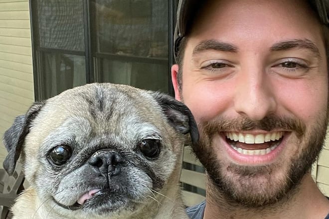 Viele Jahre ein gutes Team: Jonathan Graziano und sein Mopshund Noodle.