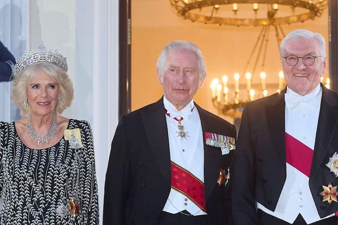 König Charles III. zwischen Königsgemahlin Camilla und Bundespräsident Frank-Walter Steinmeier vor dem Schloss Bellevue.