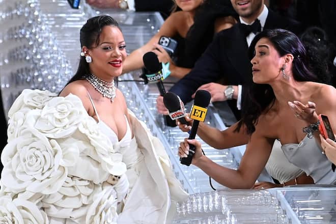 Rihanna (l.) plaudert auf der Met Gala aus dem Nähkästchen.