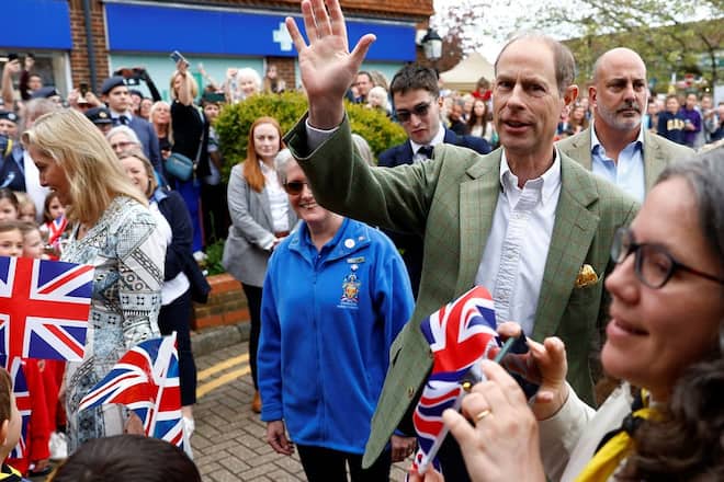 Überall in Grossbritannien sowie an weiteren Orten kommen Menschen am 7. Mai zu einem gemeinsamen Mittagessen («Lunches») zusammen. Prinz Edward besucht mit seiner Frau das Treffen in Cranleigh.