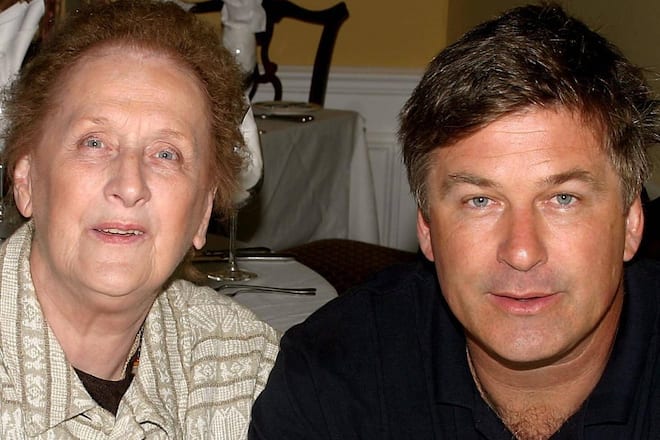 Alec Baldwin mit seiner Mutter Carol im Jahr 2004.