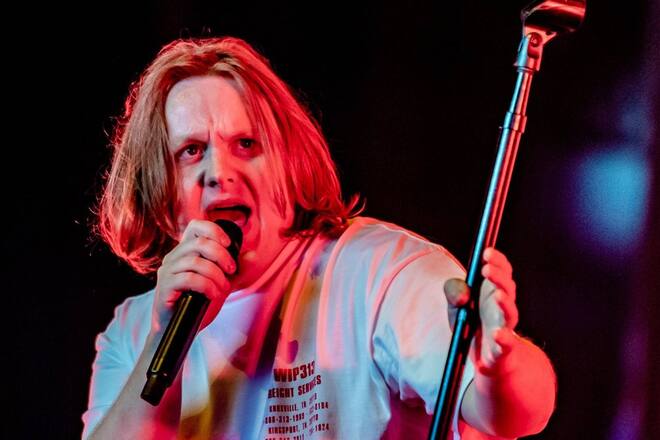 Lewis Capaldi auf der Bühne.