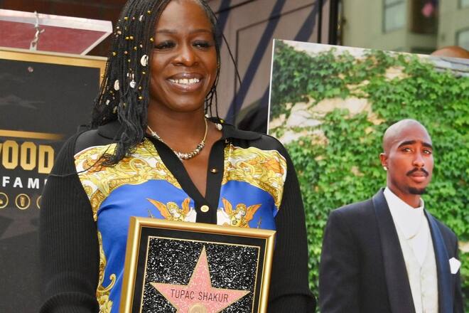 Sekyiwa «Set» Shakur neben einem Bild ihres verstorbenen Bruders Tupac Shakur.