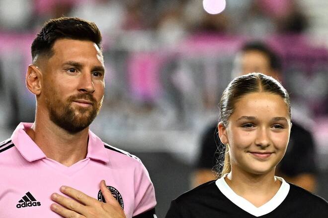 Lionel Messi und Harper Beckham gemeinsam im Stadion von Miami.