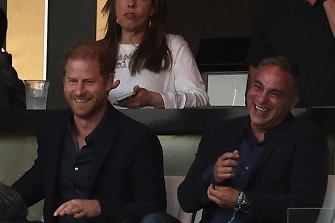 Prinz Harry (l.) hat Spass beim Fussball.