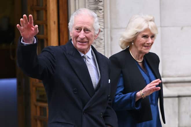 König Charles begrüsst fröhlich die Presse, als er aus der Klinik entlassen wird.