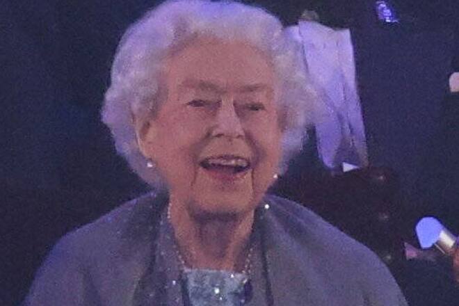 Die Queen strahlt bei ihrem Auftritt am Sonntagabend auf Schloss Windsor.