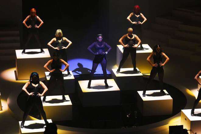 Rihanna auf der Bühne während der Savage x Fenty Show