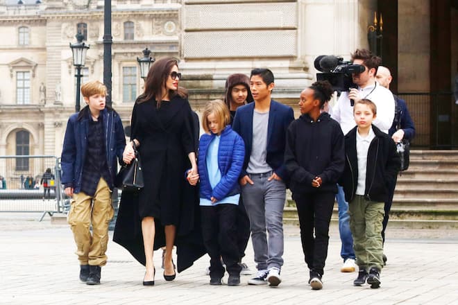 Angelina Jolie mit ihren Kindern in Paris