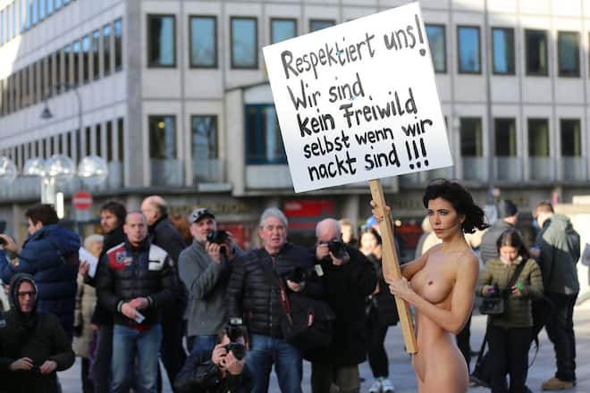 Milo Moiré protestiert vor dem Kölner Dom für die Rechte der Frau