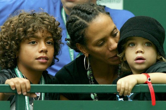 HALLE, GERMANY - JUNE 08: Gerry Weber Open 2003, Halle; Showmatch/Wimblebon 1991 Revival/Boris BECKER - Michael STICH; Barbara BECKER mit Soehnen Noah Gabriel (li.) und Elias Balthasar (re.) (Photo by Martin Rose/Bongarts/Getty Images)