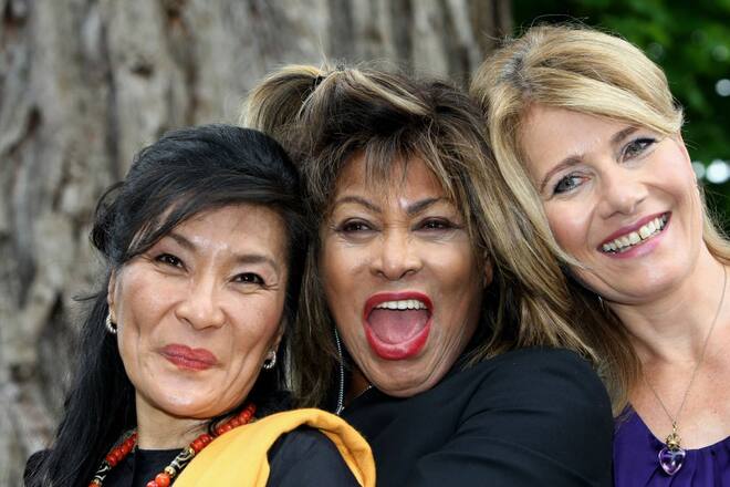 Dechen Shak-Dagsay, Tina Turner und Regula Curti (v.l.n.r.) an einer Gartenparty von Turner.