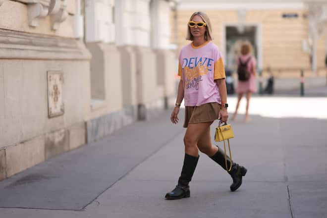Farbenfrohe Shirts mit Schriftzügen oder anderem Aufdruck passen perfekt in den Frühling.