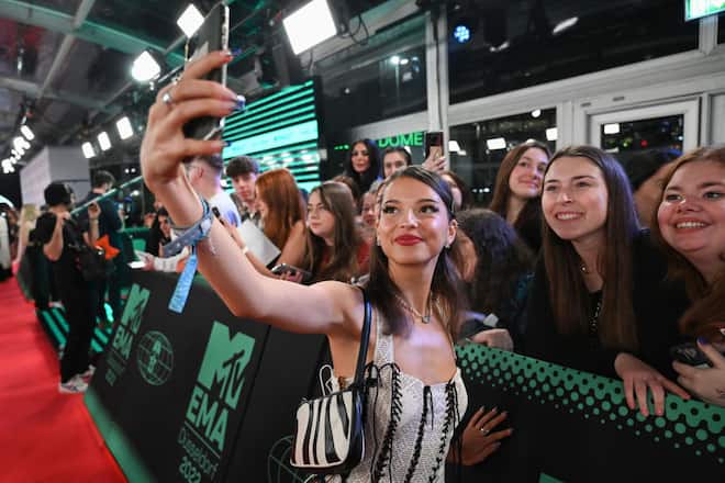 Fan-Liebling Nina Chuba war früher Schauspielerin.